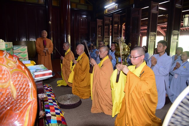 Tham quan và cúng dường chùa Linh Mụ, Huế